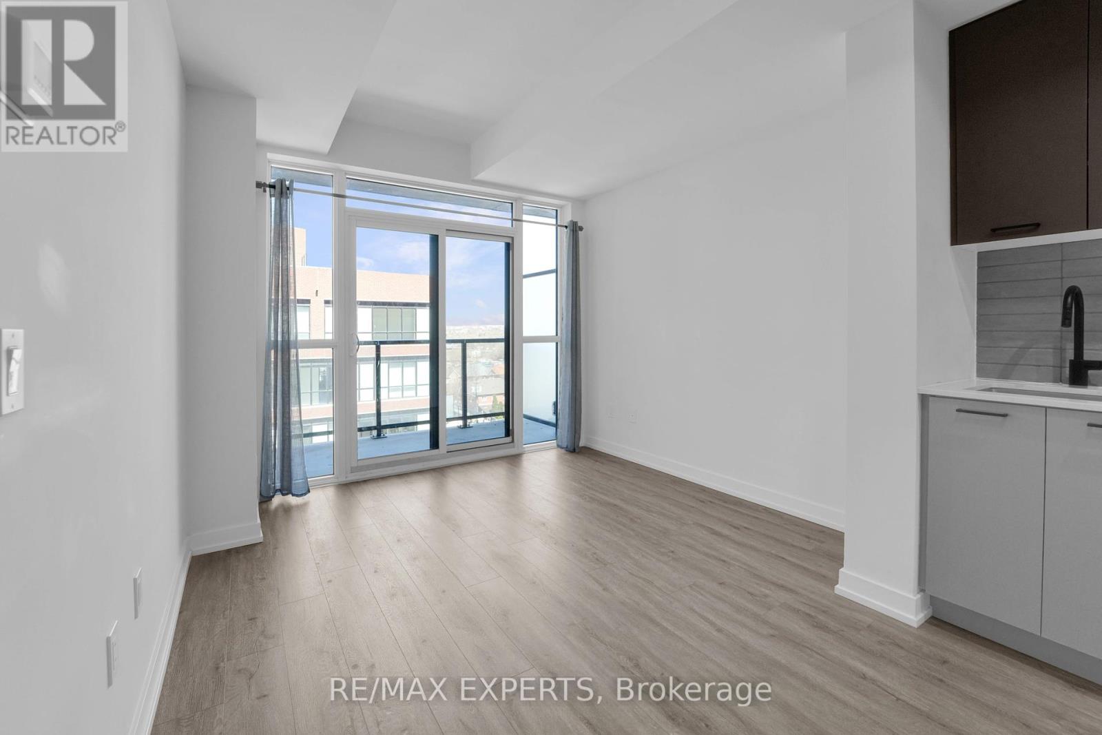 811 - 2300 St Clair Avenue W, Toronto, Ontario  M6N 1K8 - Photo 5 - W12416548