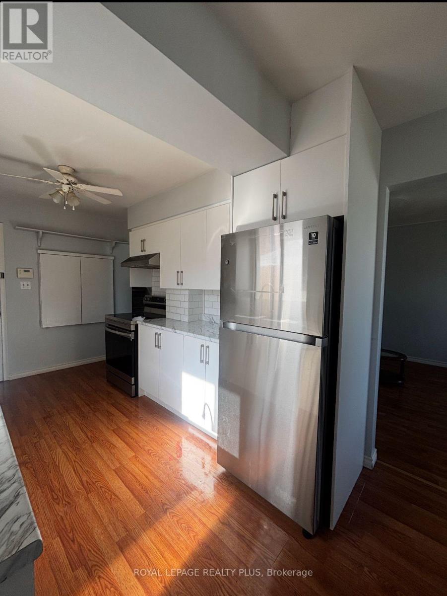 1458 Queen's Boulevard, Kitchener, Ontario  N2M 1E2 - Photo 2 - X12416511