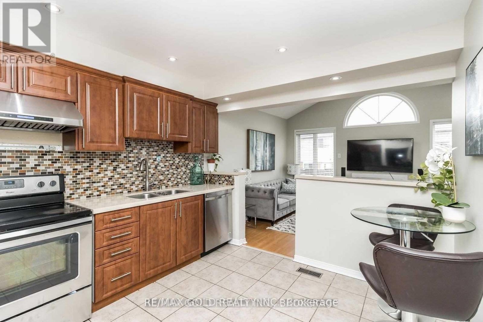 136 Bunchberry Way, Brampton, Ontario  L6R 2C3 - Photo 7 - W12416595