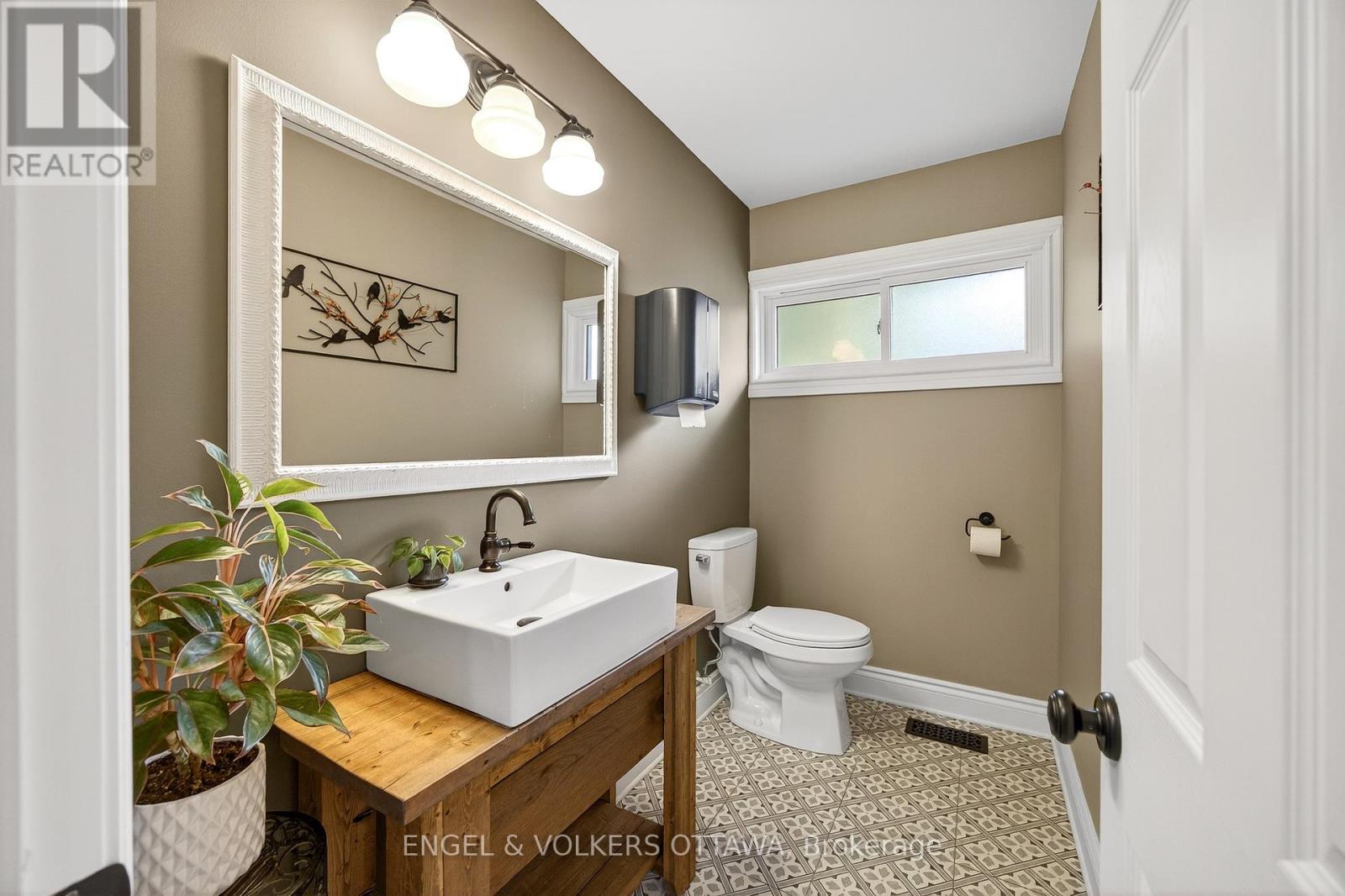 6 Foothills Drive, Ottawa, Ontario  K2H 6K3 - Photo 14 - X12416652