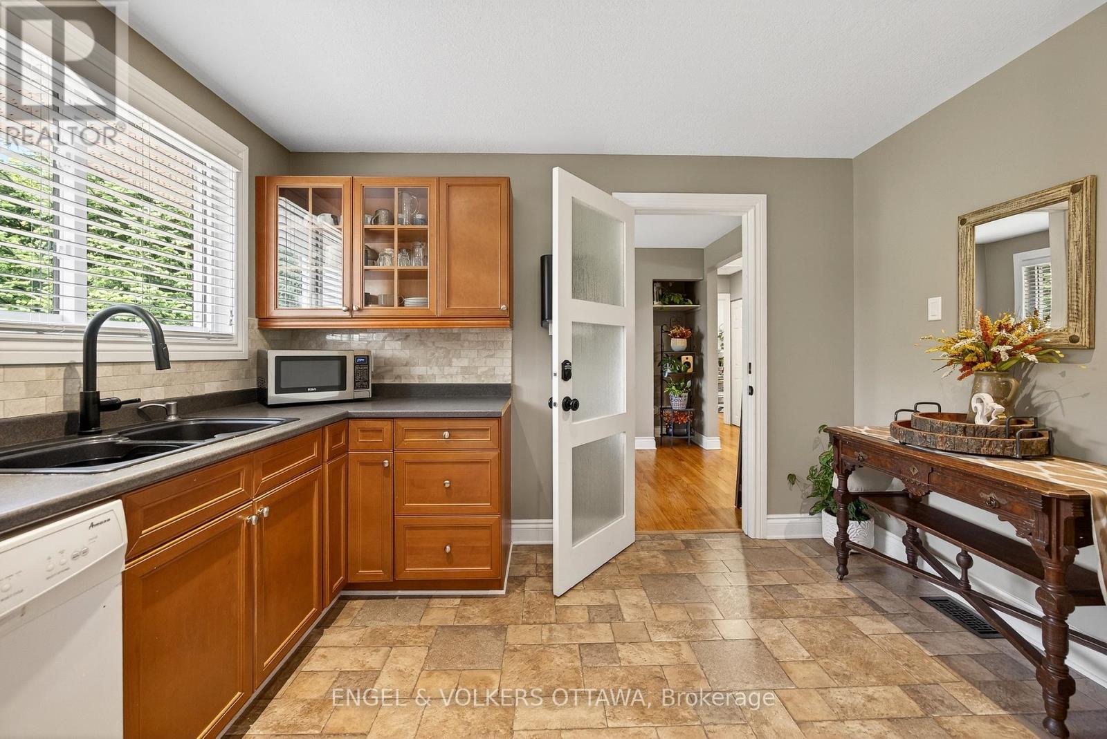 6 Foothills Drive, Ottawa, Ontario  K2H 6K3 - Photo 16 - X12416652