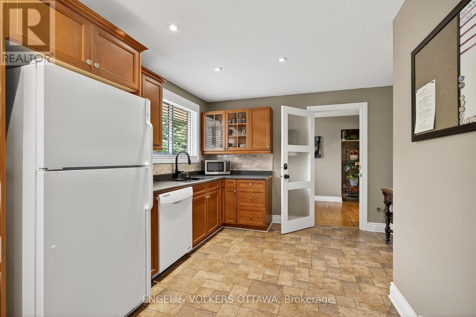6 Foothills Drive, Ottawa, Ontario  K2H 6K3 - Photo 17 - X12416652