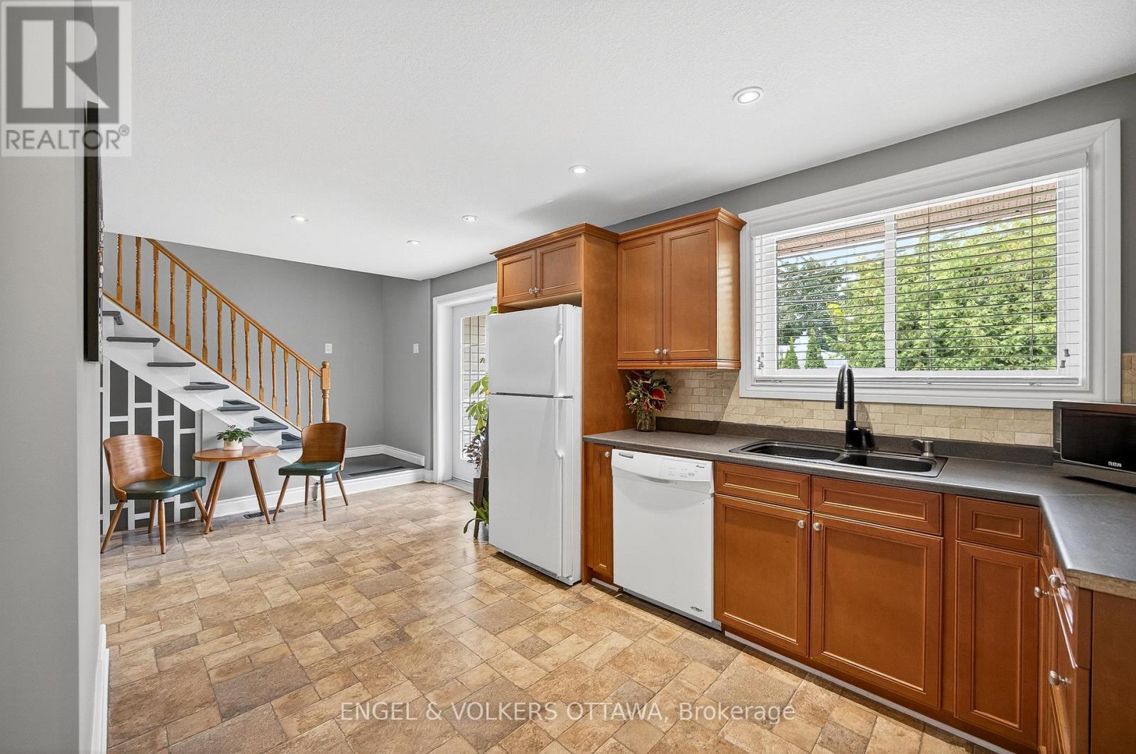 6 Foothills Drive, Ottawa, Ontario  K2H 6K3 - Photo 18 - X12416652