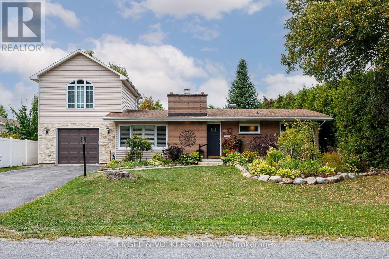 6 Foothills Drive, Ottawa, Ontario  K2H 6K3 - Photo 2 - X12416652
