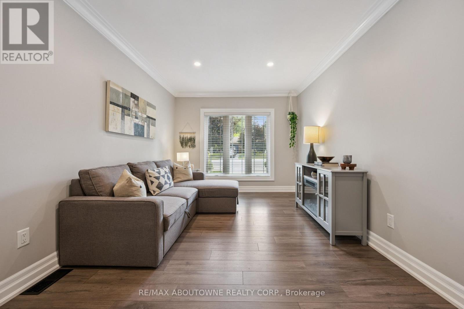 68 Theodore Drive, Mississauga, Ontario  L5M 1E4 - Photo 11 - W12416658