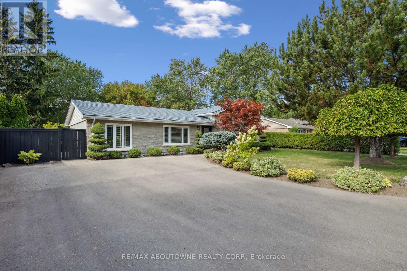 68 Theodore Drive, Mississauga, Ontario  L5M 1E4 - Photo 2 - W12416658