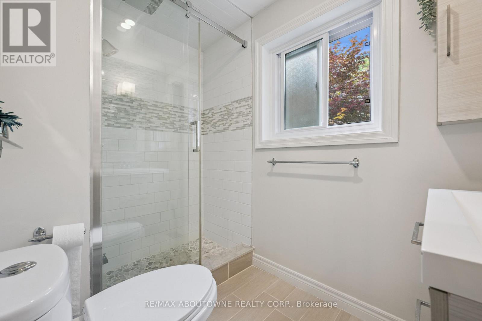 68 Theodore Drive, Mississauga, Ontario  L5M 1E4 - Photo 24 - W12416658