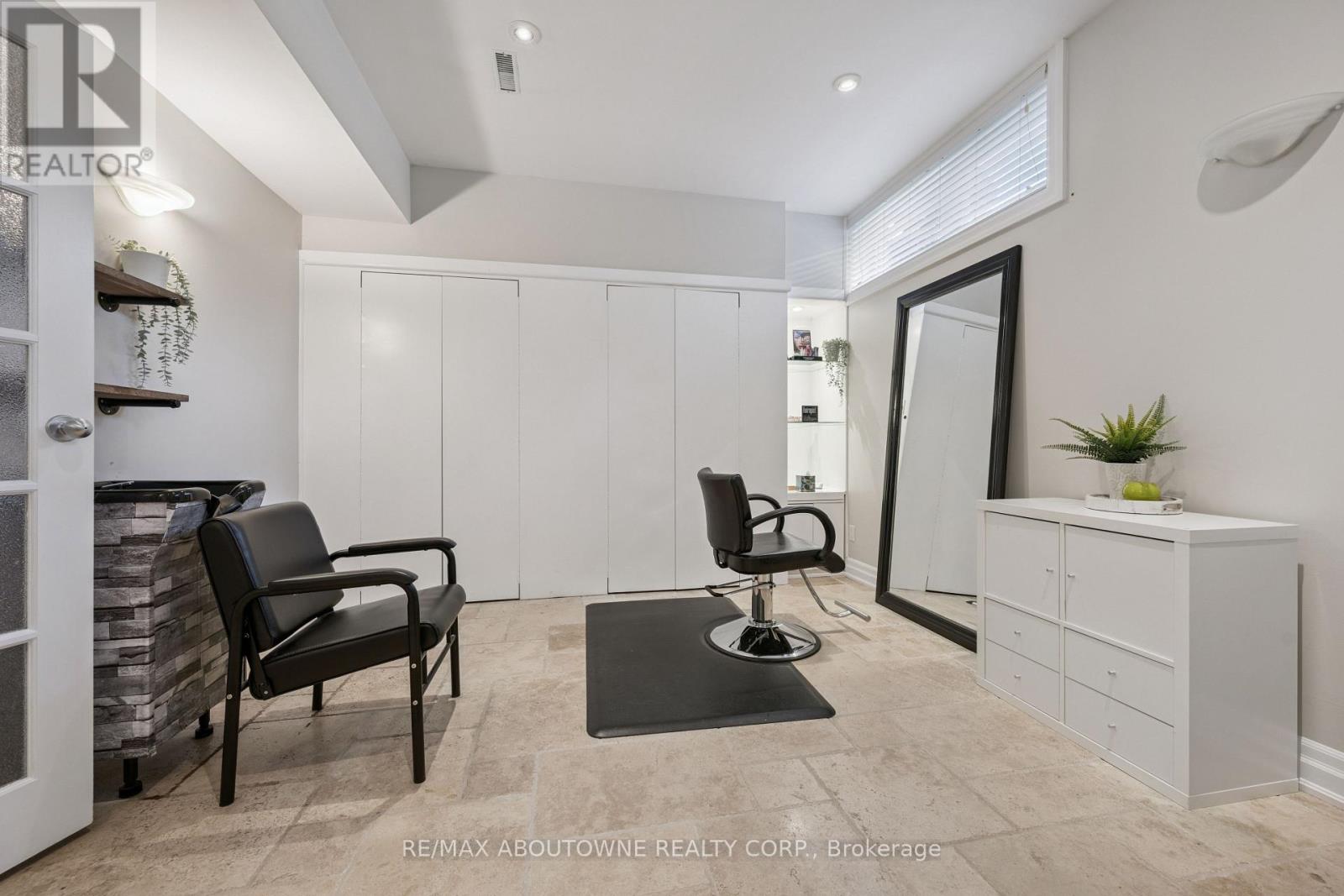 68 Theodore Drive, Mississauga, Ontario  L5M 1E4 - Photo 27 - W12416658