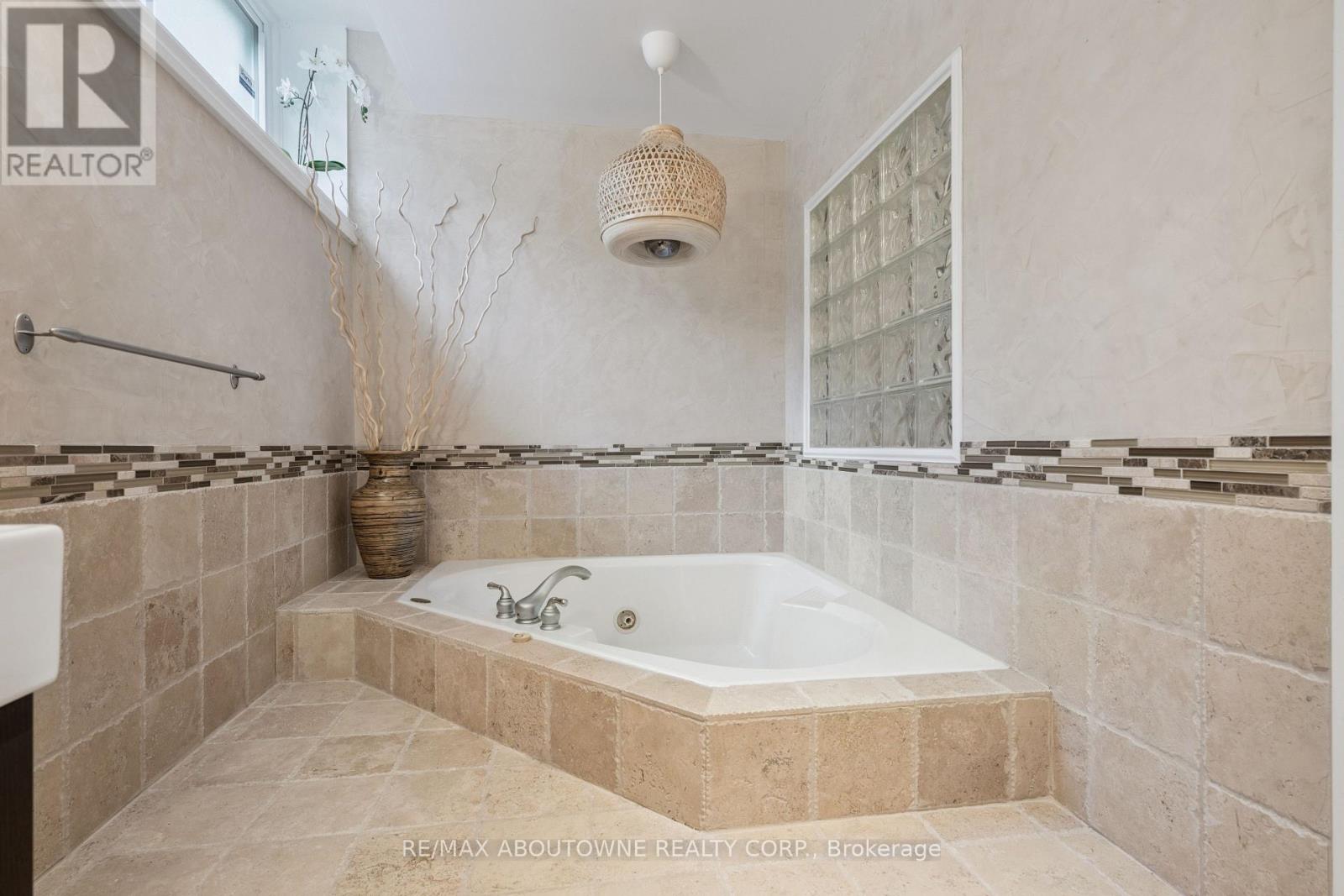 68 Theodore Drive, Mississauga, Ontario  L5M 1E4 - Photo 29 - W12416658