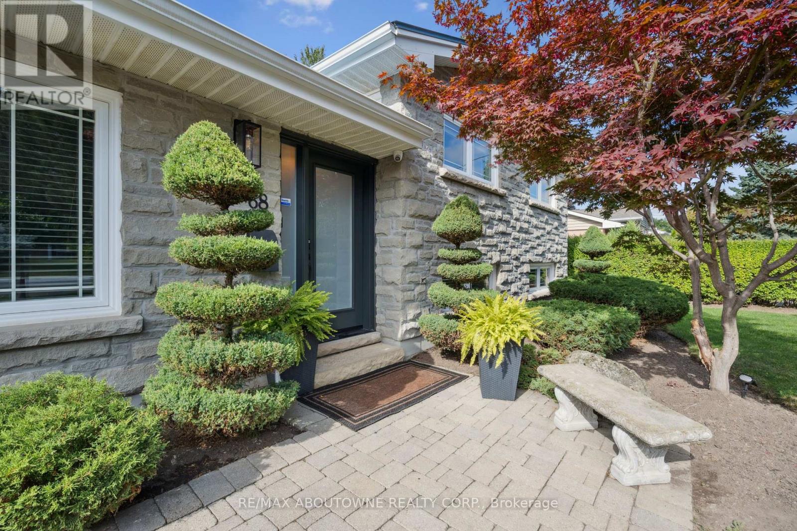 68 Theodore Drive, Mississauga, Ontario  L5M 1E4 - Photo 3 - W12416658