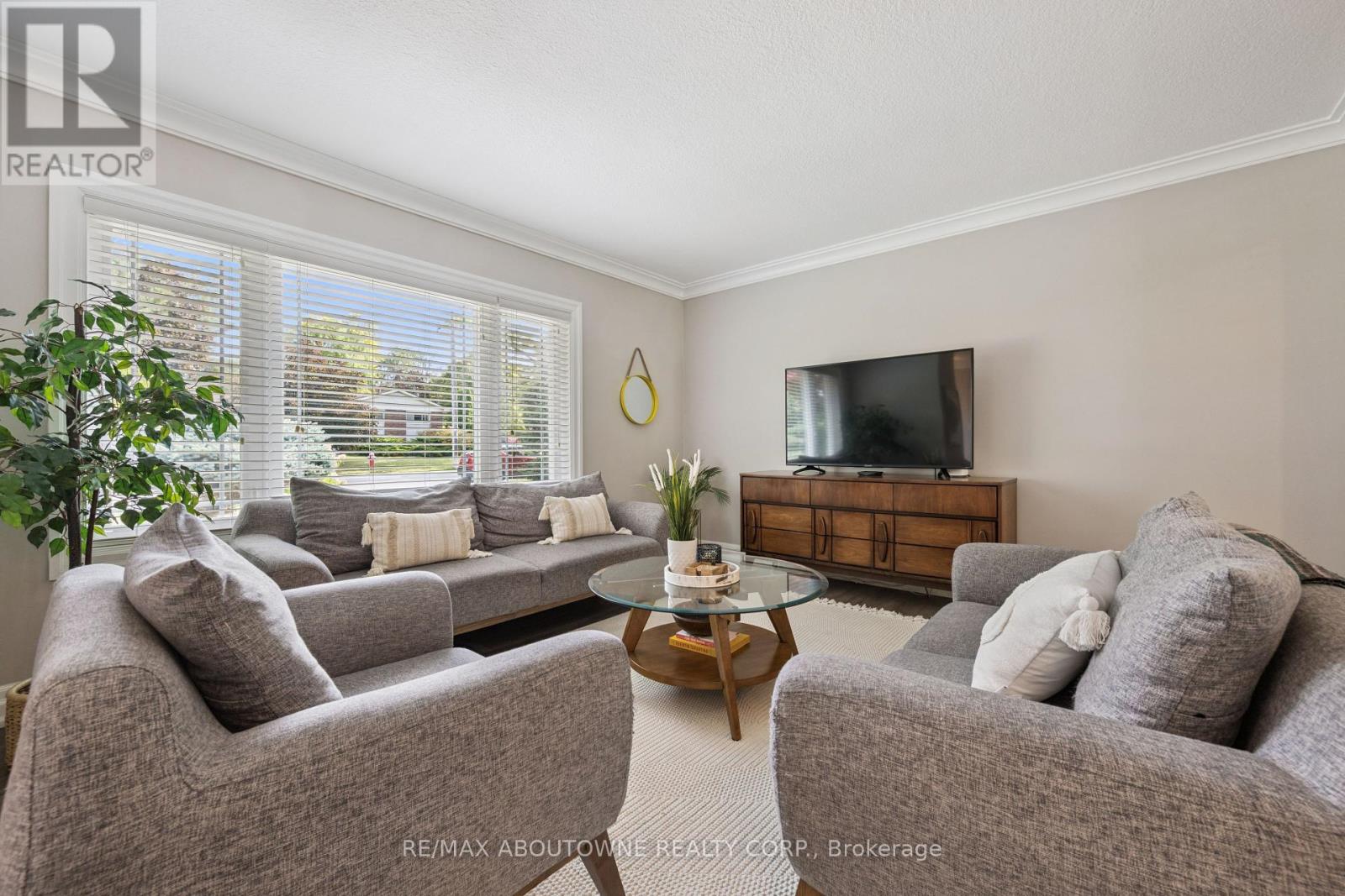 68 Theodore Drive, Mississauga, Ontario  L5M 1E4 - Photo 5 - W12416658