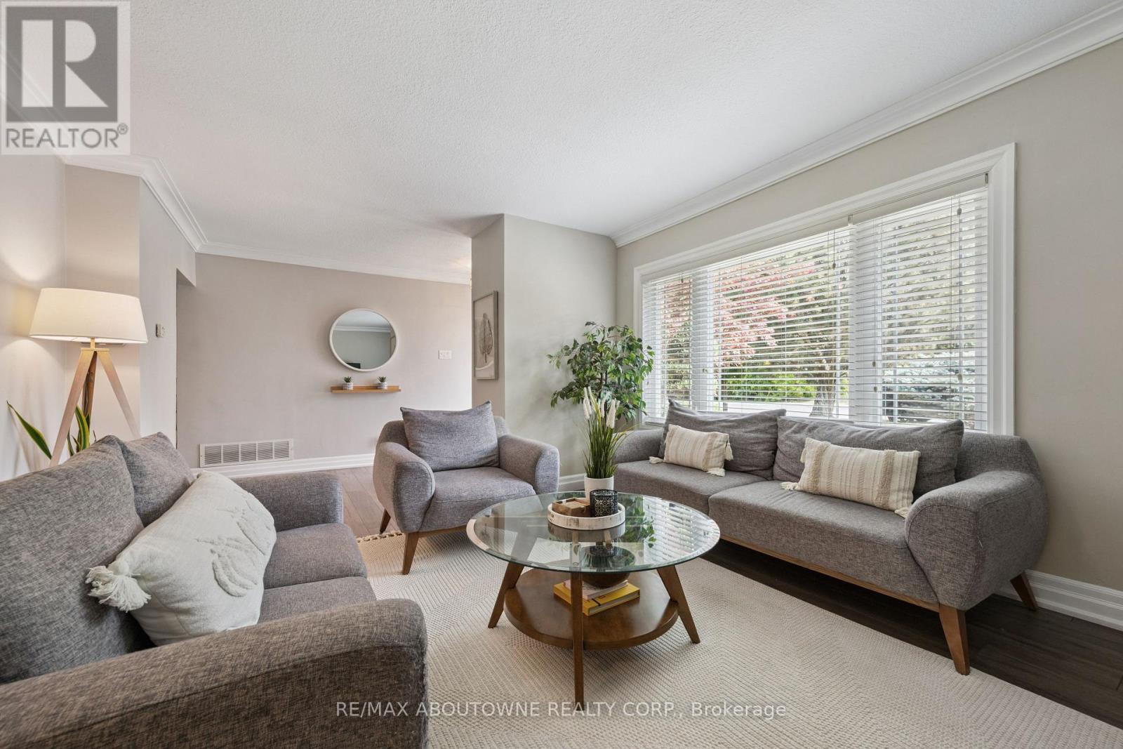 68 Theodore Drive, Mississauga, Ontario  L5M 1E4 - Photo 7 - W12416658