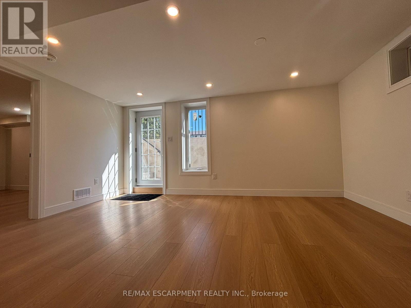Lower - 1482 Lancaster Drive, Oakville, Ontario  L6H 2T4 - Photo 11 - W12415078