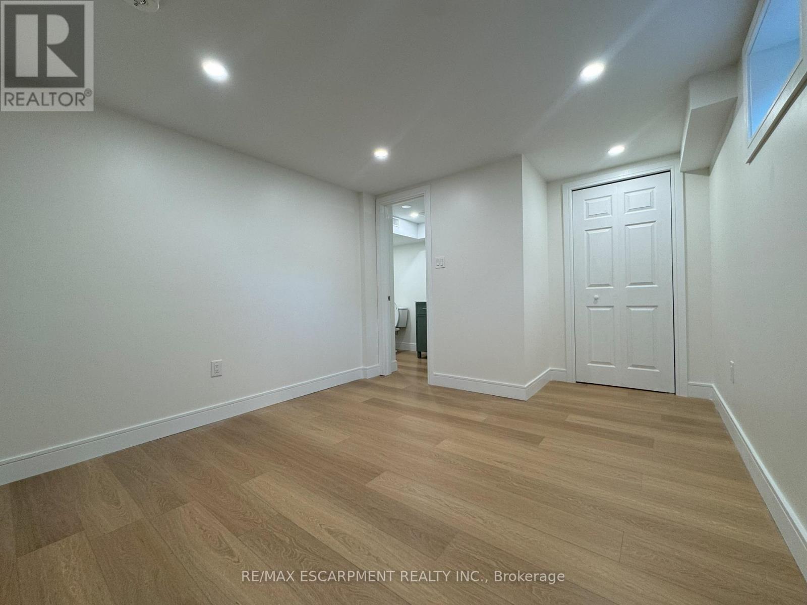 Lower - 1482 Lancaster Drive, Oakville, Ontario  L6H 2T4 - Photo 13 - W12415078