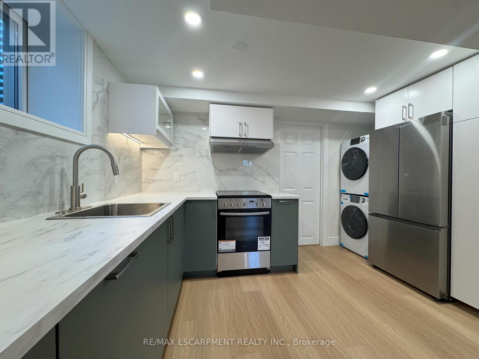 Lower - 1482 Lancaster Drive, Oakville, Ontario  L6H 2T4 - Photo 9 - W12415078