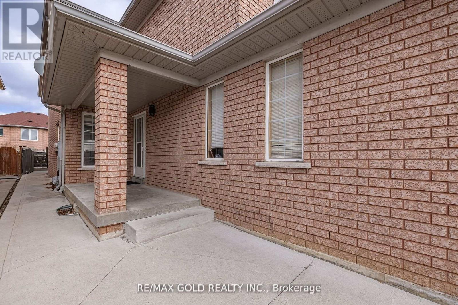 17 Dovesong Drive, Brampton, Ontario  L6R 1V9 - Photo 5 - W12416723