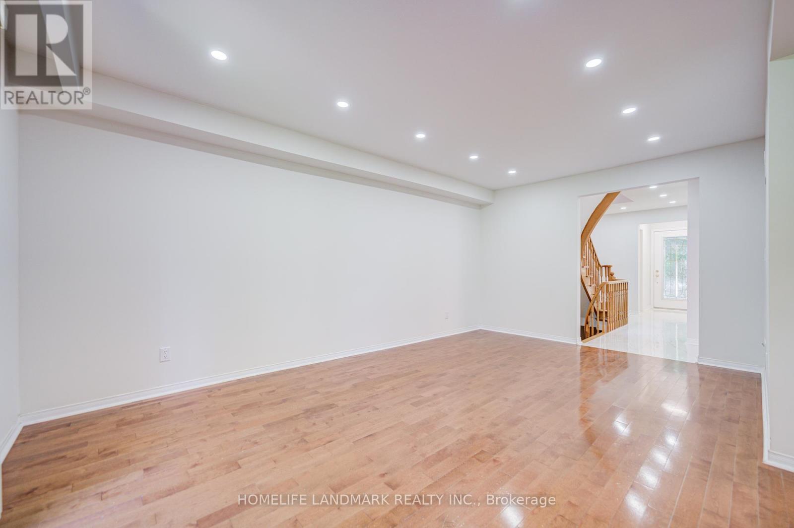 319 Hillside Drive, Mississauga, Ontario  L5M 2N3 - Photo 11 - W12402502