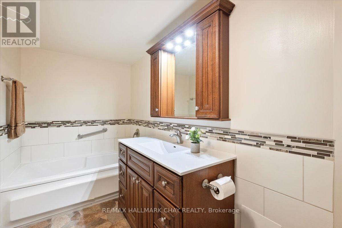 403 - 65 Ellen Street, Barrie, Ontario  L4N 3A5 - Photo 31 - S12416737