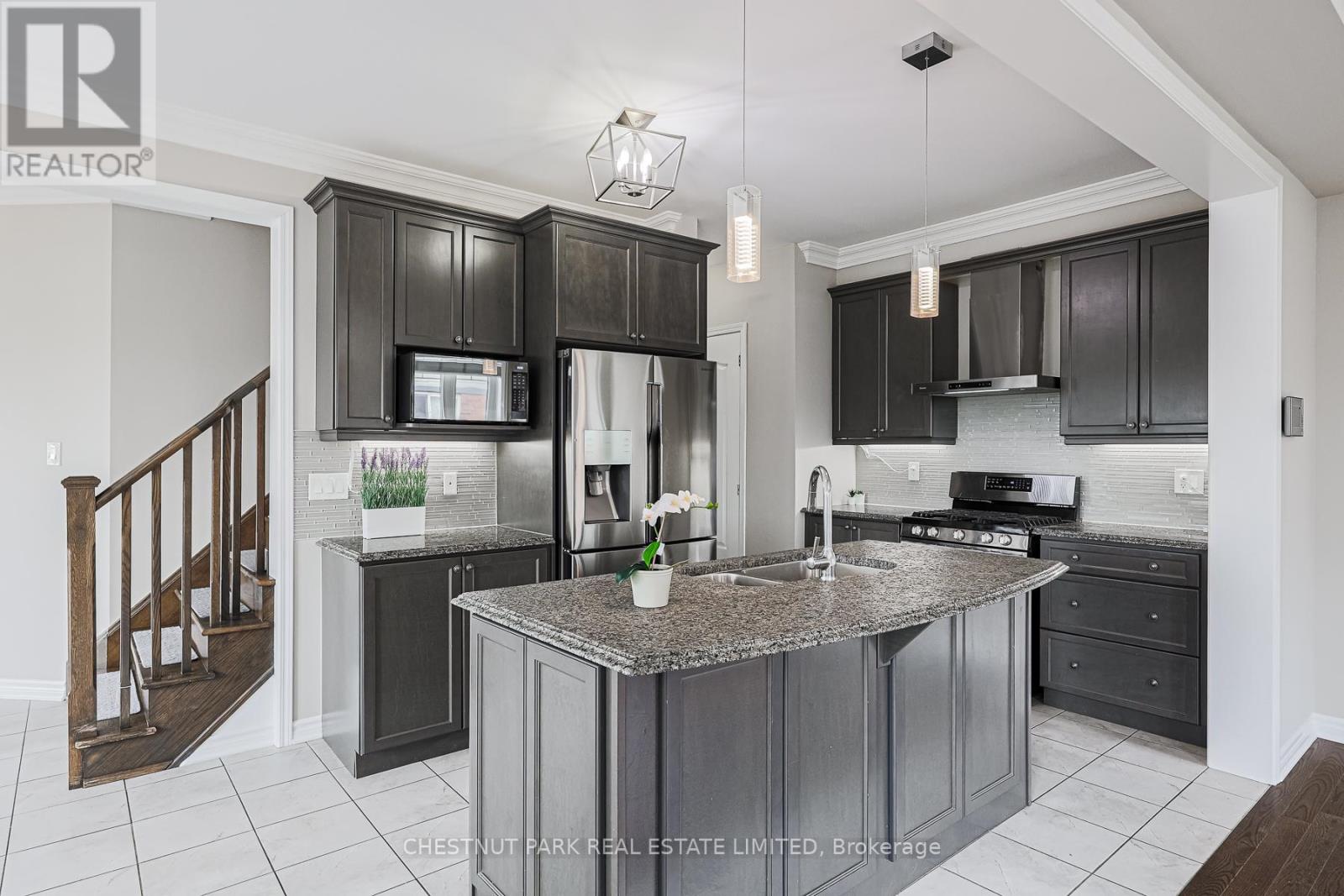 565 Edenbrook Hill Drive, Brampton, Ontario  L7A 4T6 - Photo 11 - W12386788