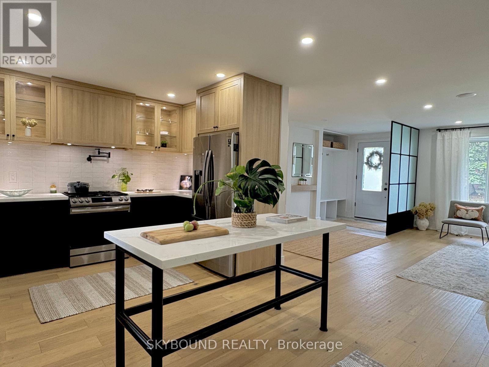 23 Drury Lane, Toronto, Ontario  M9P 1P8 - Photo 6 - W12416770