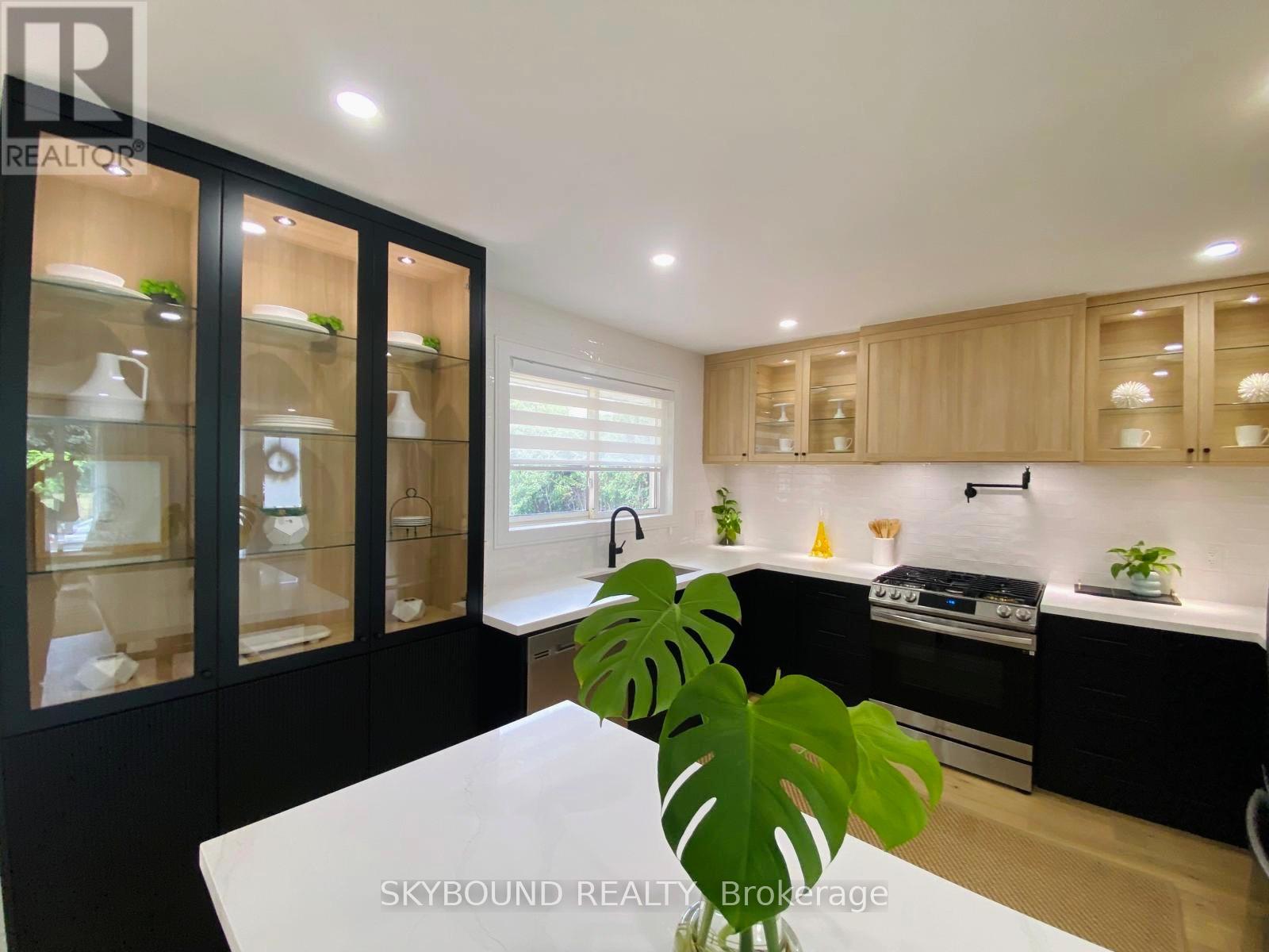 23 Drury Lane, Toronto, Ontario  M9P 1P8 - Photo 7 - W12416770