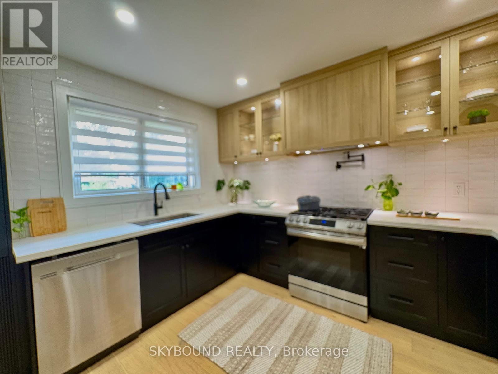 23 Drury Lane, Toronto, Ontario  M9P 1P8 - Photo 9 - W12416770