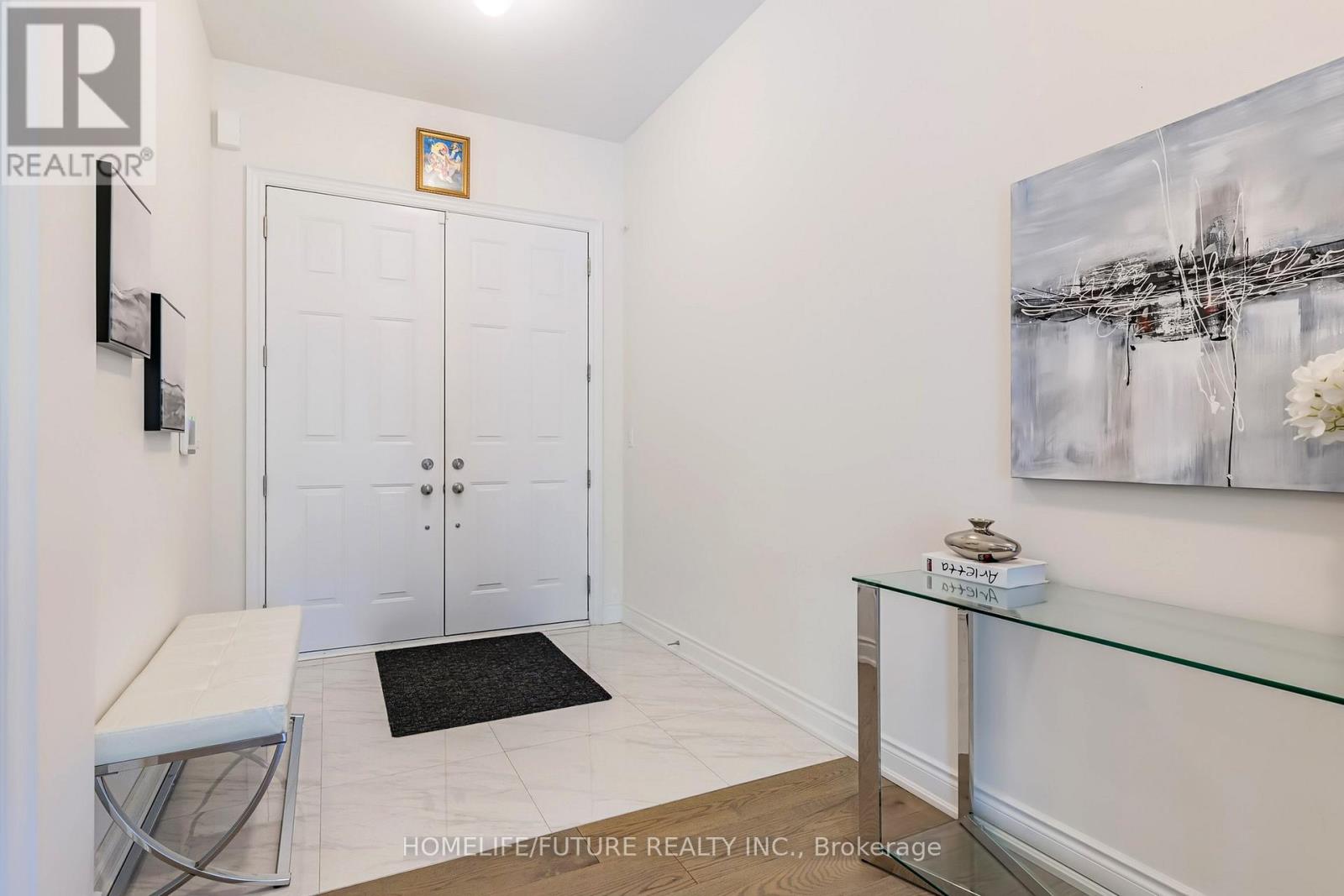19 Joiner Circle, Whitchurch-Stouffville (Ballantrae), Ontario  L4A 4W9 - Photo 2 - N12401553