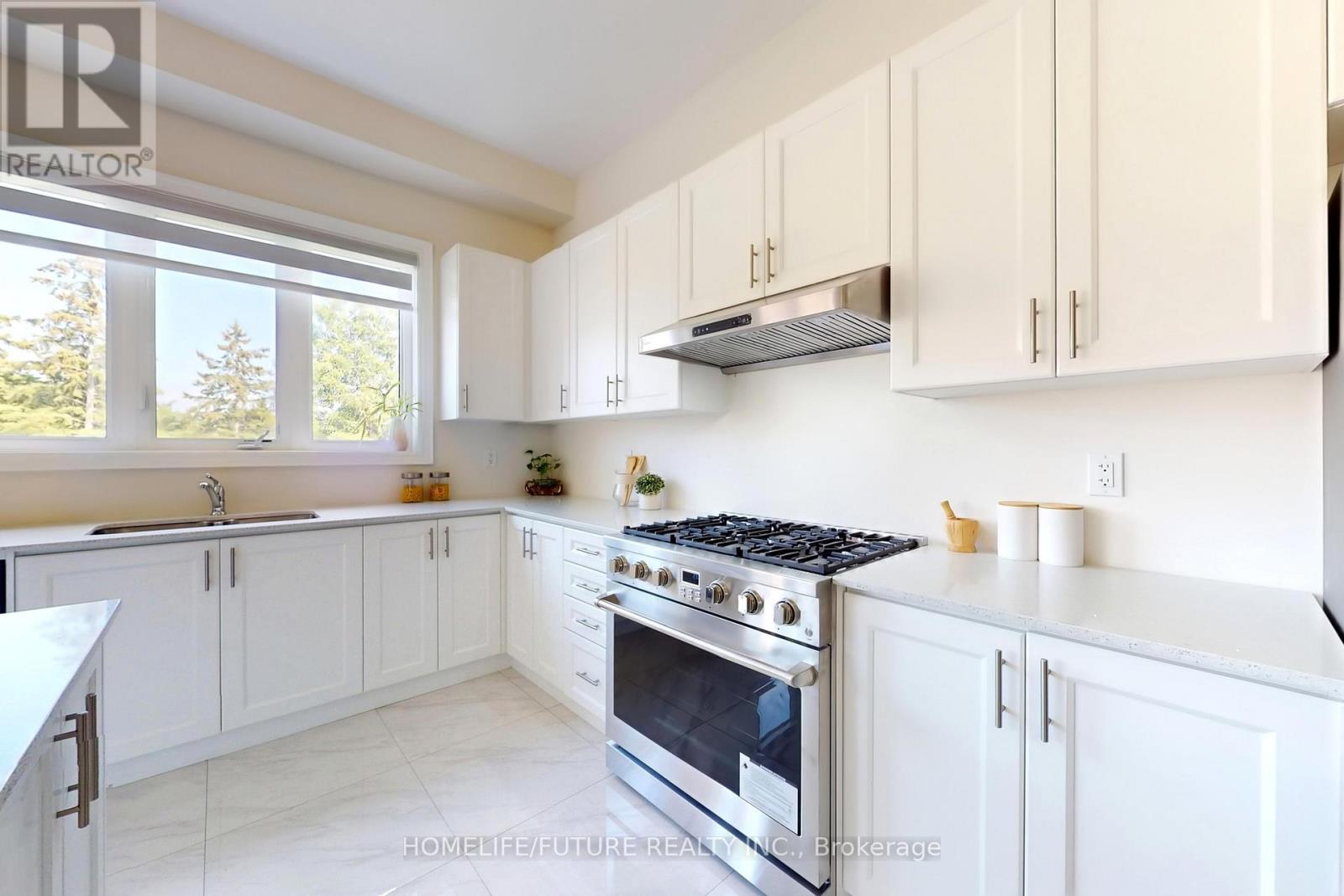 19 Joiner Circle, Whitchurch-Stouffville (Ballantrae), Ontario  L4A 4W9 - Photo 10 - N12401553