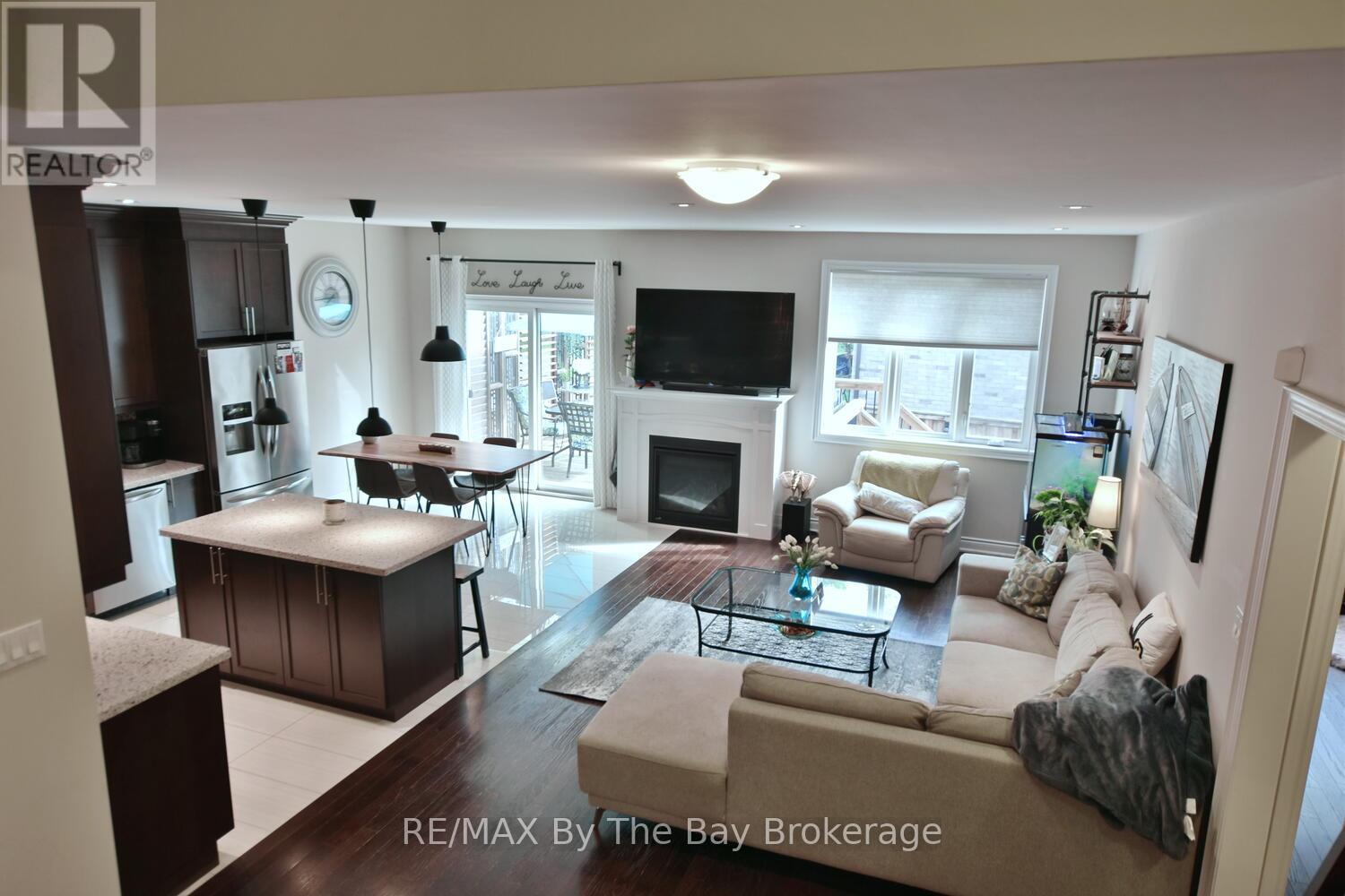 71 48th Street S, Wasaga Beach, Ontario  L9Z 2Z8 - Photo 2 - S12416827
