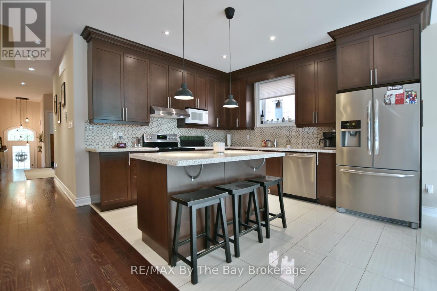 71 48th Street S, Wasaga Beach, Ontario  L9Z 2Z8 - Photo 3 - S12416827