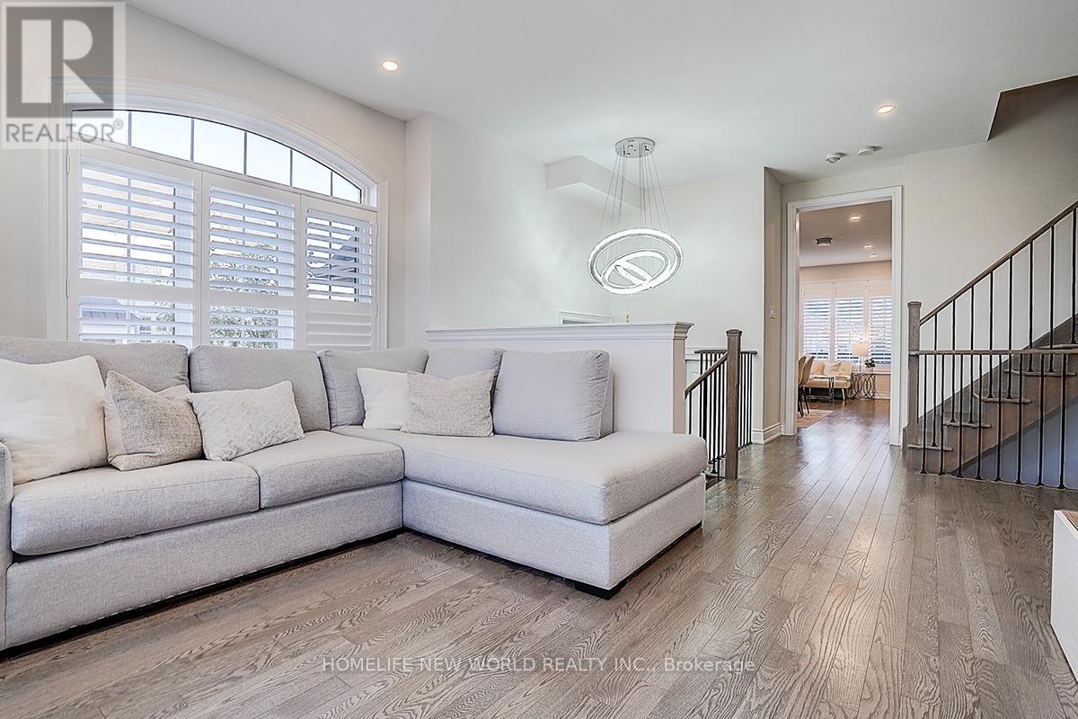 107 Beechborough Crescent, East Gwillimbury (Sharon), Ontario  L9N 0N9 - Photo 9 - N12416805