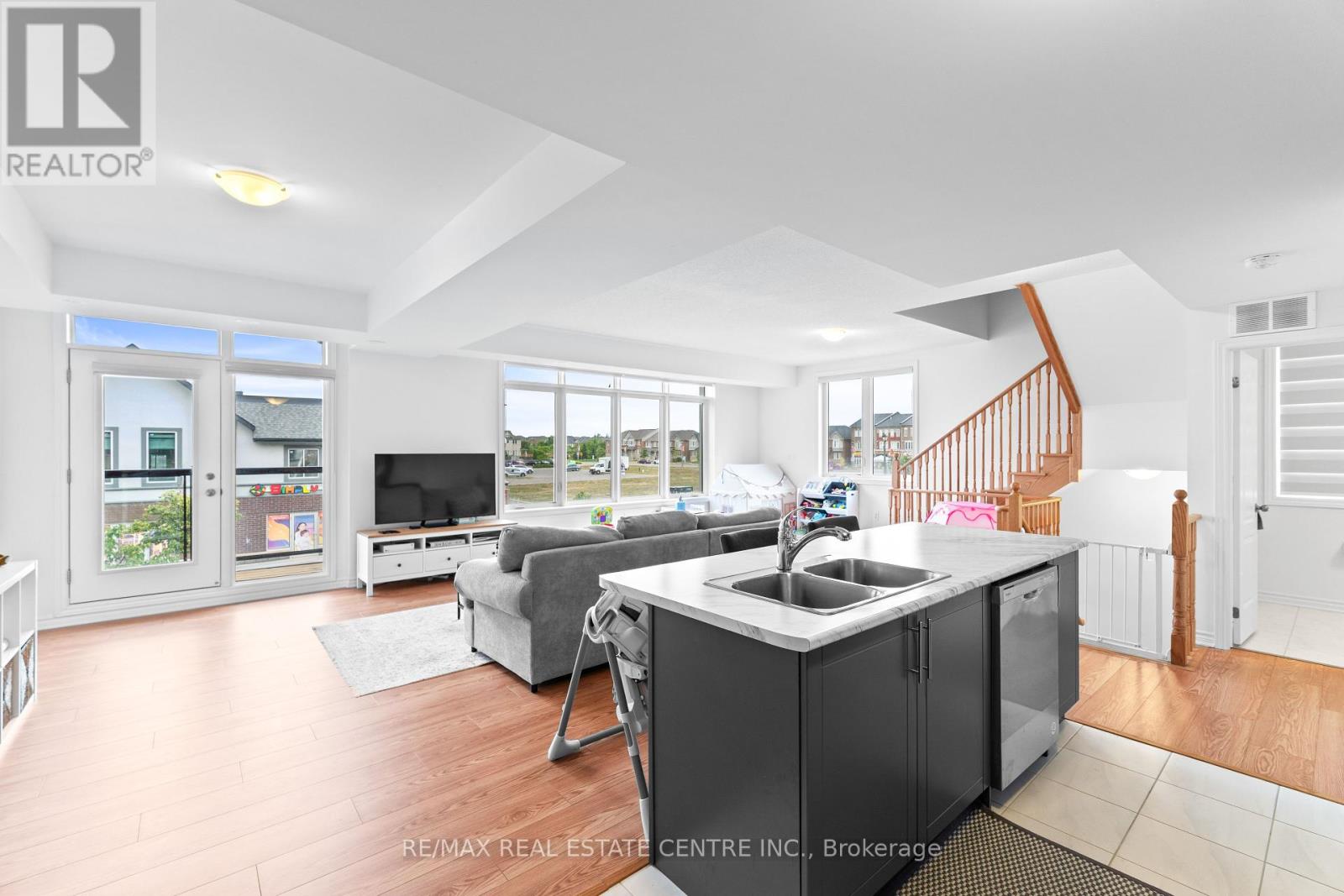 405 Dougall Avenue, Caledon, Ontario  L7C 4L5 - Photo 12 - W12416873