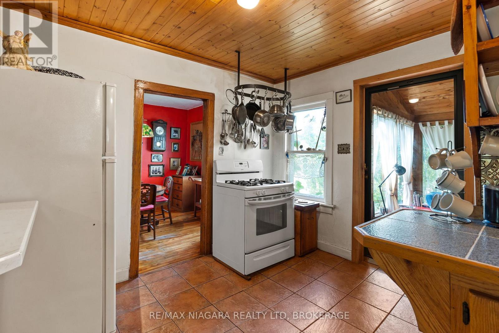 105 Weir Road, Port Colborne (Main Street), Ontario  L3K 2M8 - Photo 14 - X12416885