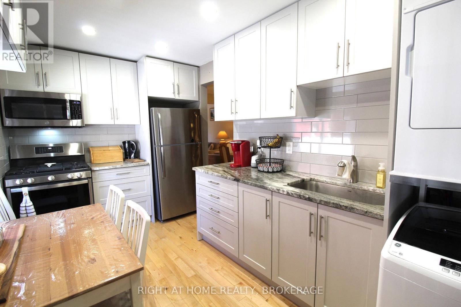 94 Canada Street, Hamilton, Ontario  L8P 1P3 - Photo 2 - X12416889