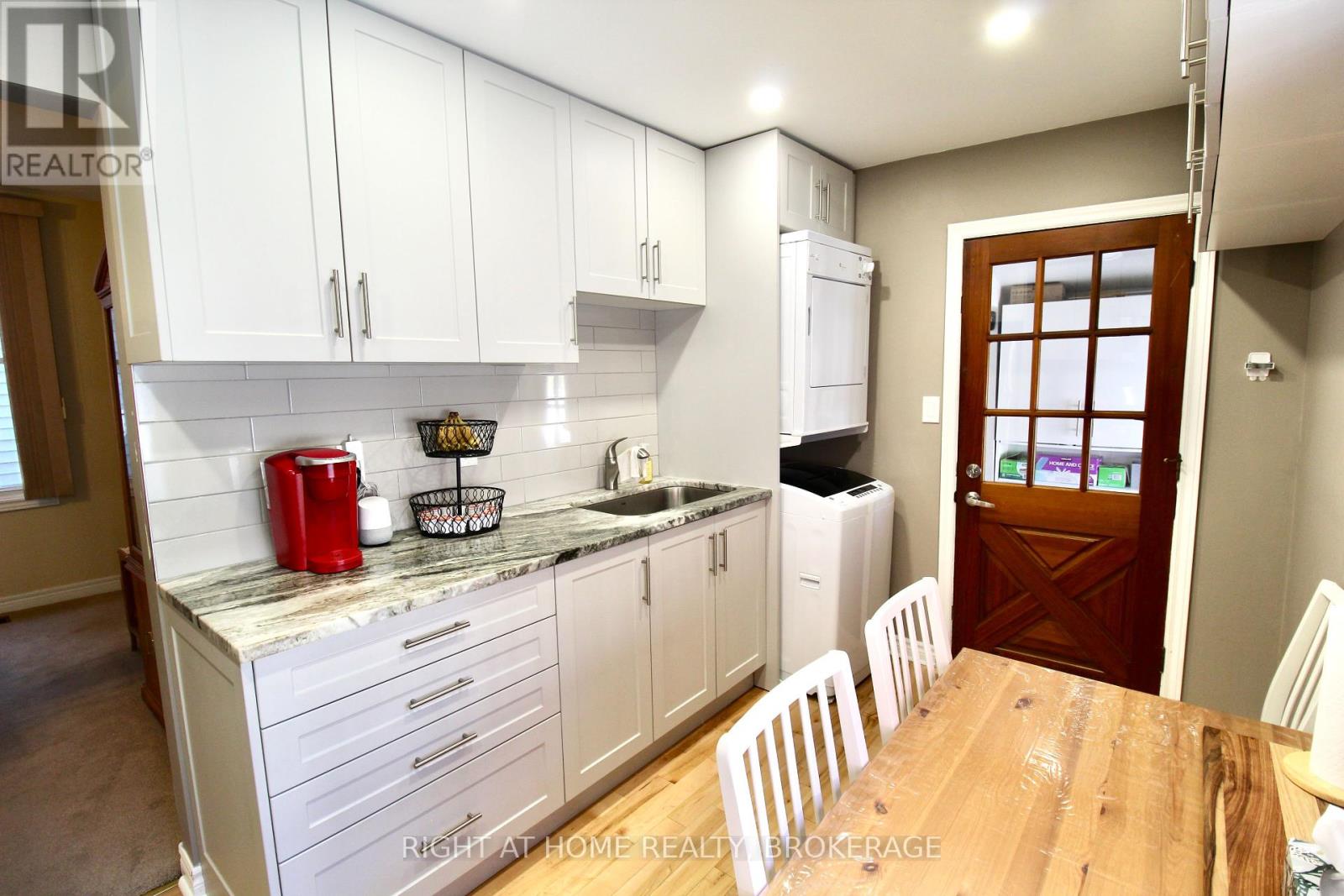 94 Canada Street, Hamilton, Ontario  L8P 1P3 - Photo 3 - X12416889