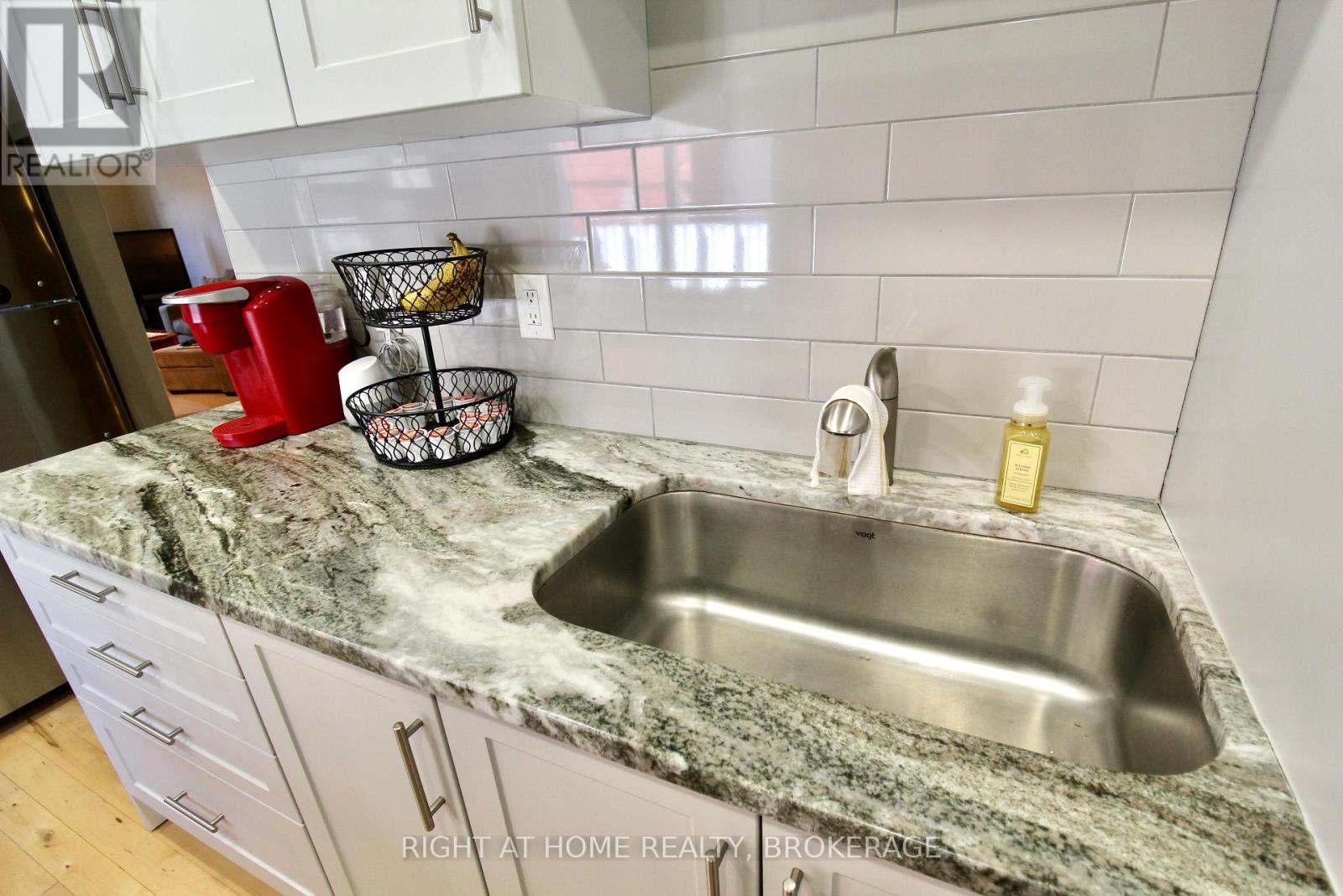 94 Canada Street, Hamilton, Ontario  L8P 1P3 - Photo 5 - X12416889