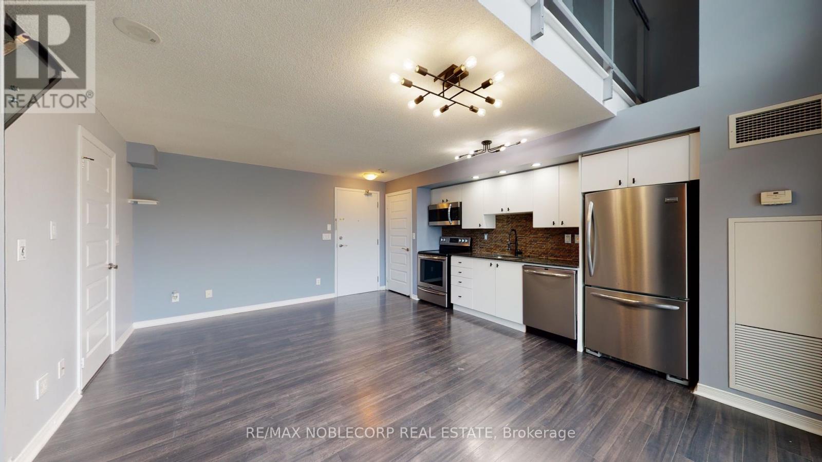 212 - 215 Queen Street, Brampton, Ontario  L6W 0A9 - Photo 3 - W12414502
