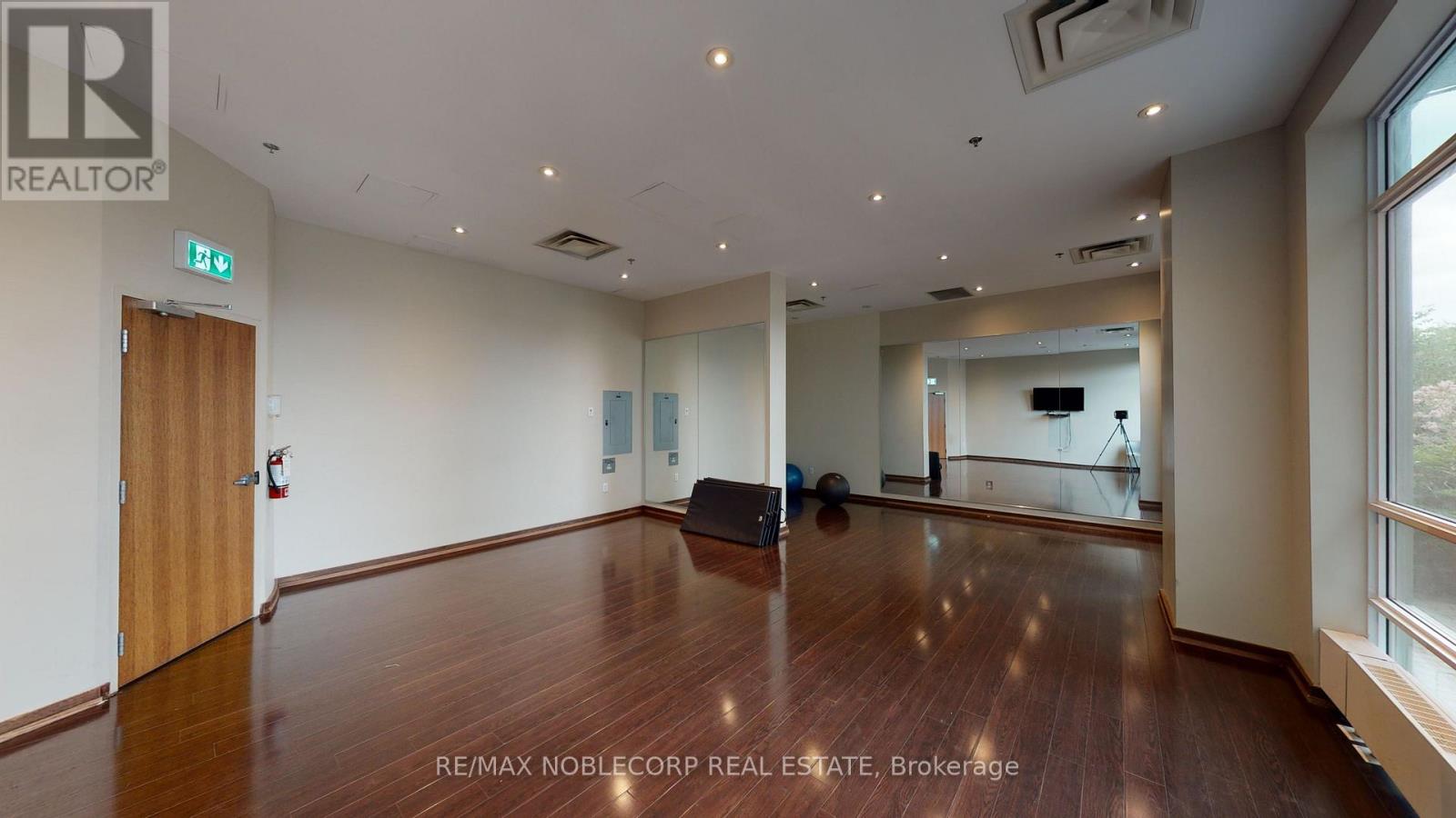 212 - 215 Queen Street, Brampton, Ontario  L6W 0A9 - Photo 13 - W12414502