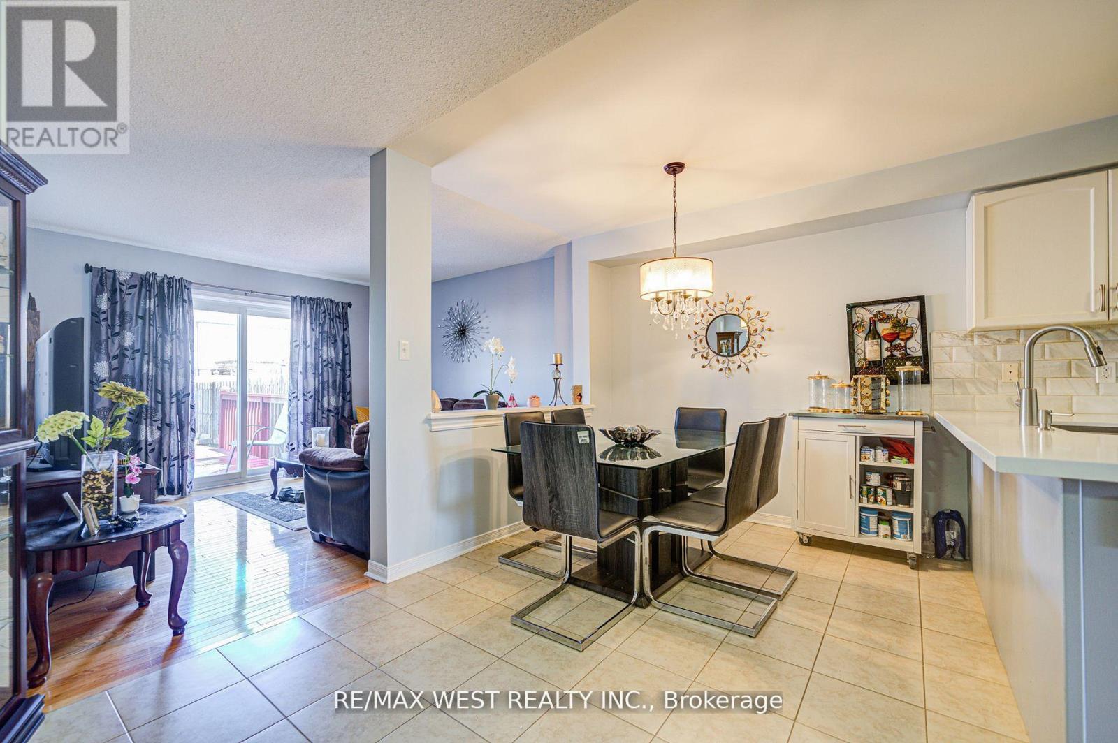 14 Lancaster Court, Barrie, Ontario  L4M 0G1 - Photo 10 - S12416899