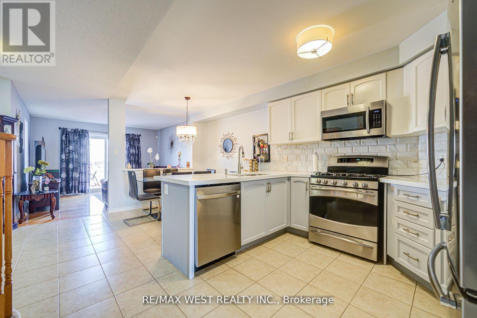 14 Lancaster Court, Barrie, Ontario  L4M 0G1 - Photo 6 - S12416899