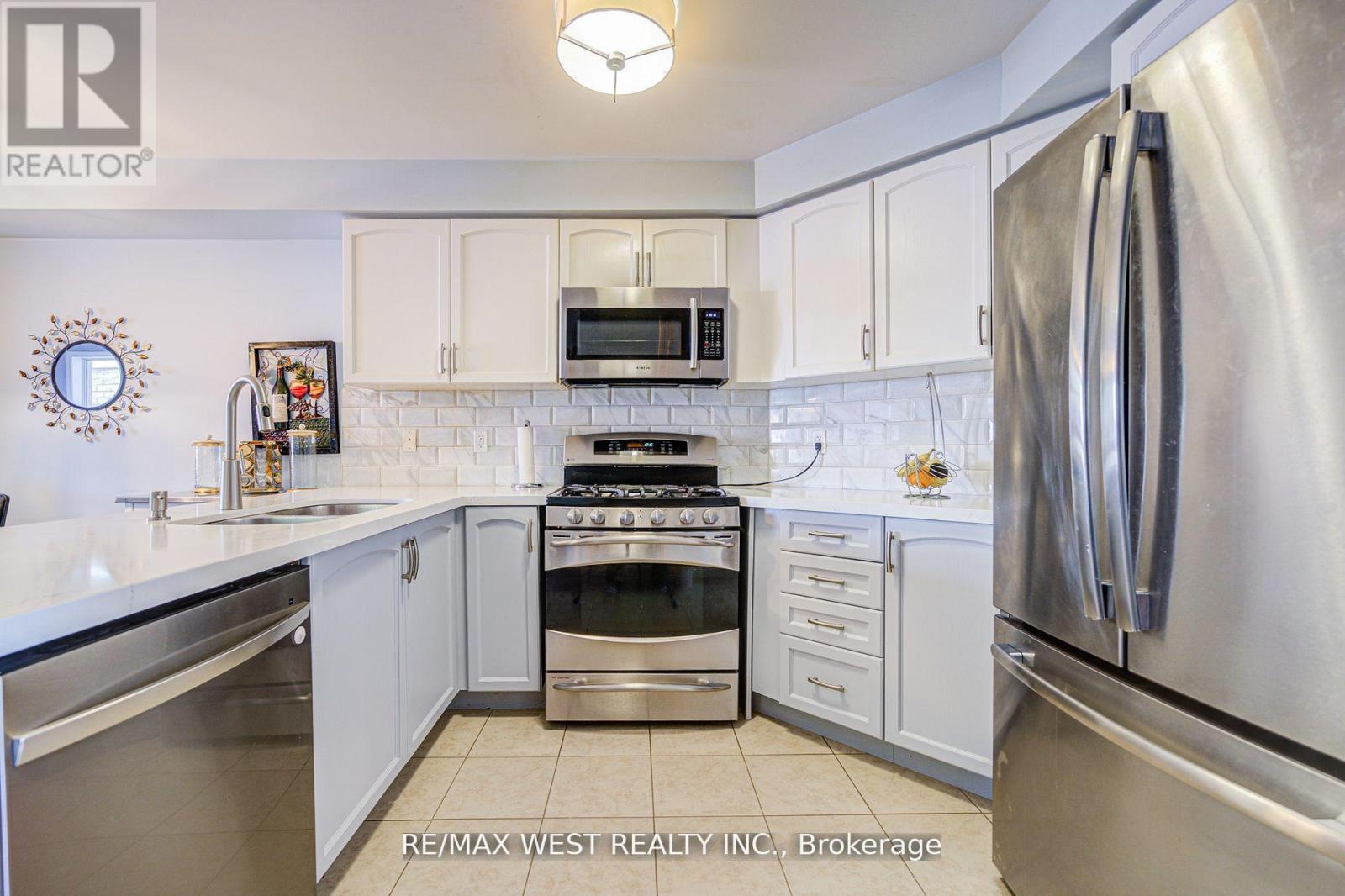 14 Lancaster Court, Barrie, Ontario  L4M 0G1 - Photo 7 - S12416899