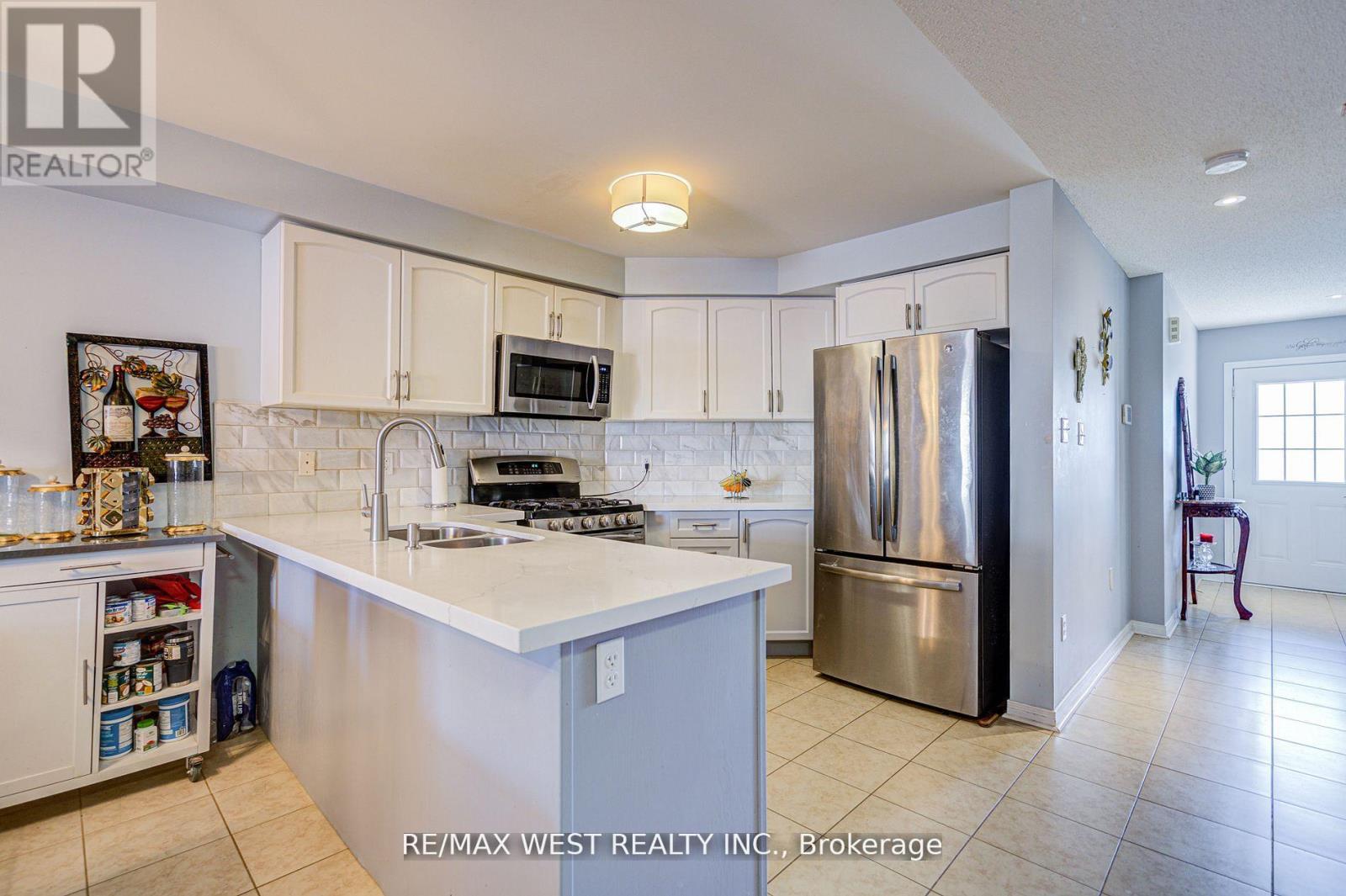 14 Lancaster Court, Barrie, Ontario  L4M 0G1 - Photo 8 - S12416899