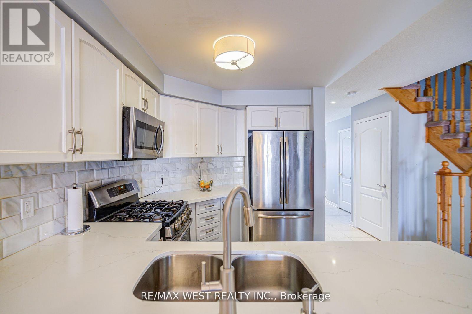 14 Lancaster Court, Barrie, Ontario  L4M 0G1 - Photo 9 - S12416899
