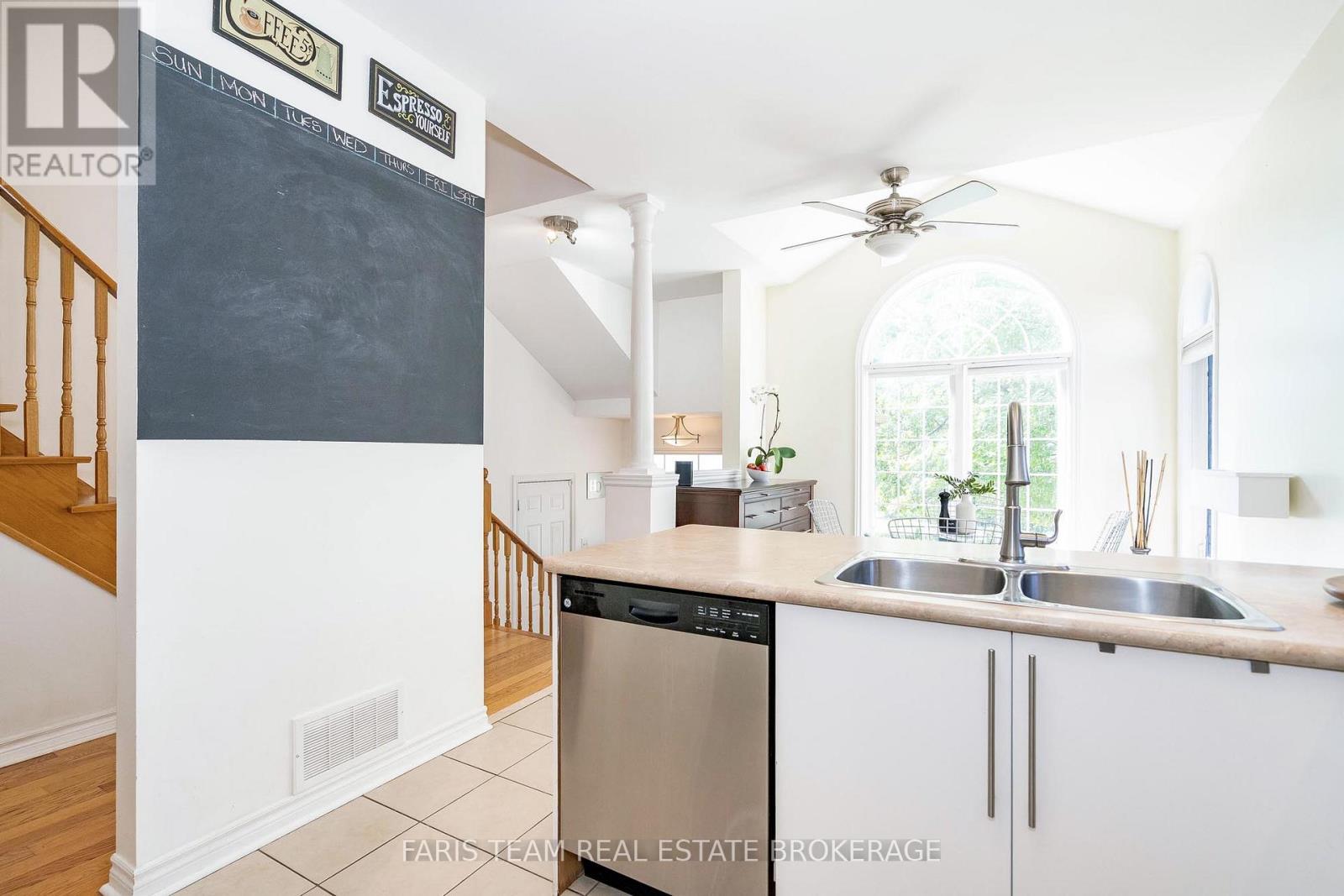 103 41st Street S, Wasaga Beach, Ontario  L9Z 3B6 - Photo 7 - S12416925