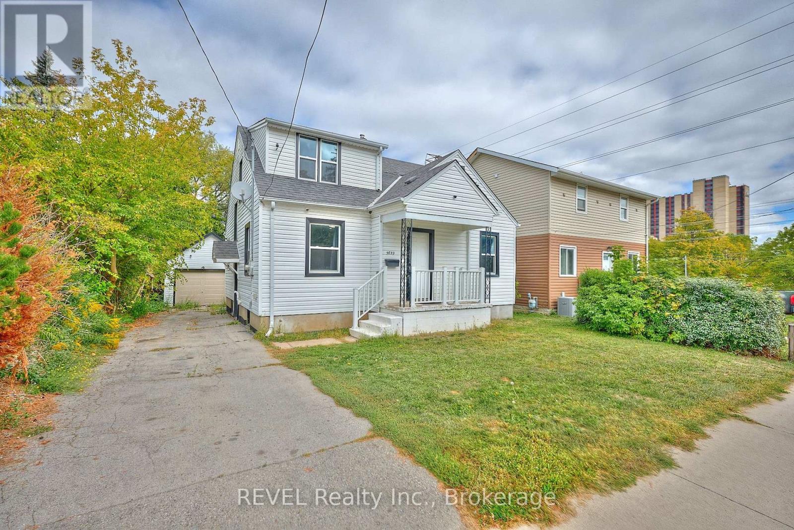 5659 Robinson Street, Niagara Falls, Ontario  L2G 2B1 - Photo 1 - X12416951