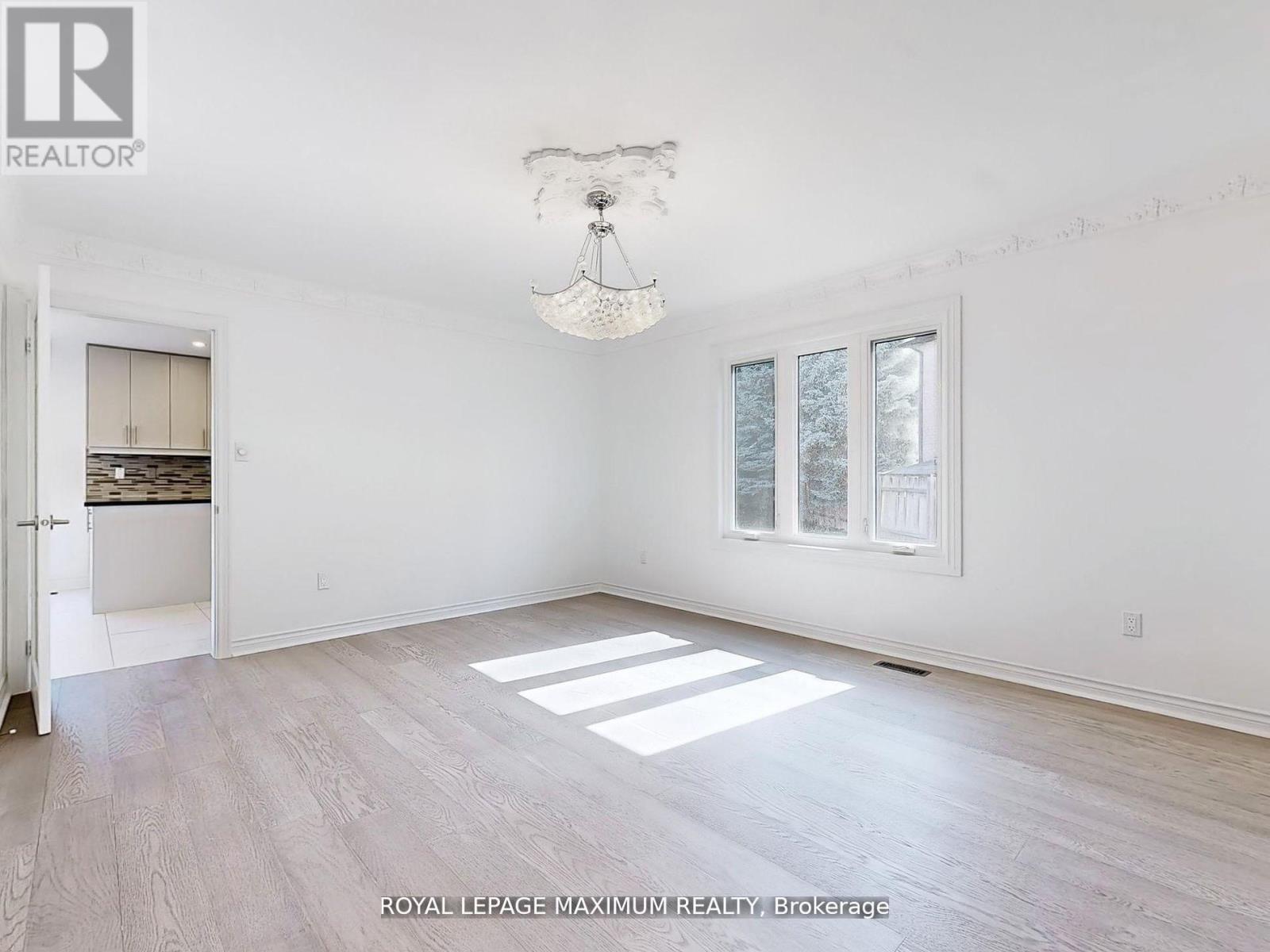 22 A Waltham Crescent, Richmond Hill, Ontario  L4B 1Z2 - Photo 6 - N12416948