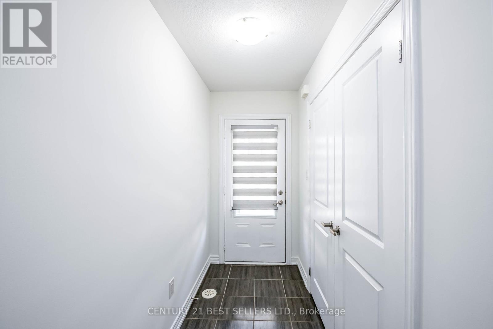 23 Rapids Lane, Hamilton, Ontario  L8K 0A4 - Photo 3 - X12416950