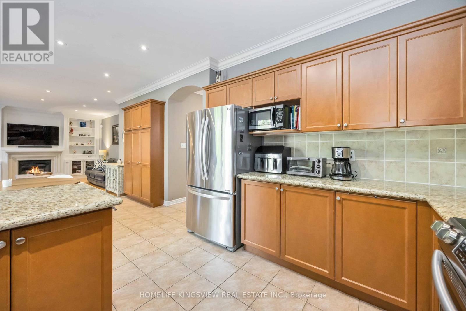 186 Saint Francis Avenue, Vaughan, Ontario  L4H 3E4 - Photo 13 - N12416988
