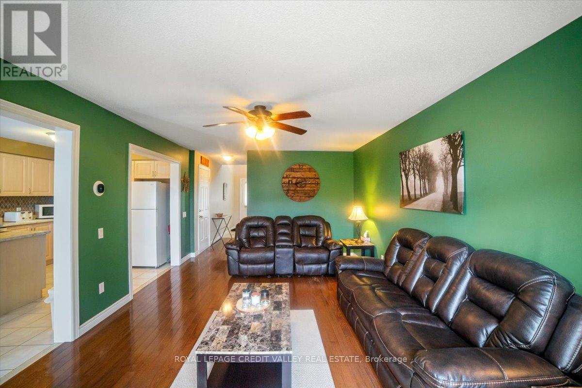 210 Marilyn Street, Shelburne, Ontario  L9V 3C7 - Photo 9 - X12416999