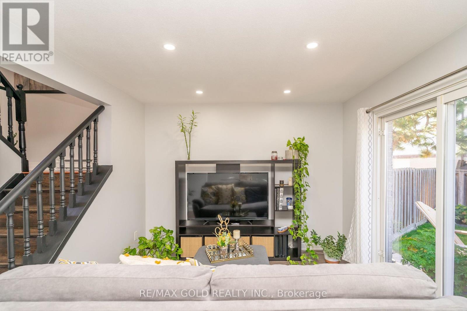 18 Juliette Square, Brampton, Ontario  L6S 2M6 - Photo 12 - W12416971